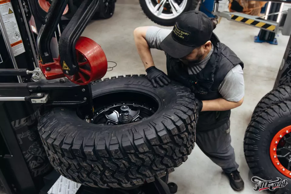 Кованый стиль для бездорожья. Новые диски для CAN-AM Maverick R X RS и фирменный шиномонтаж на стендах Hunter